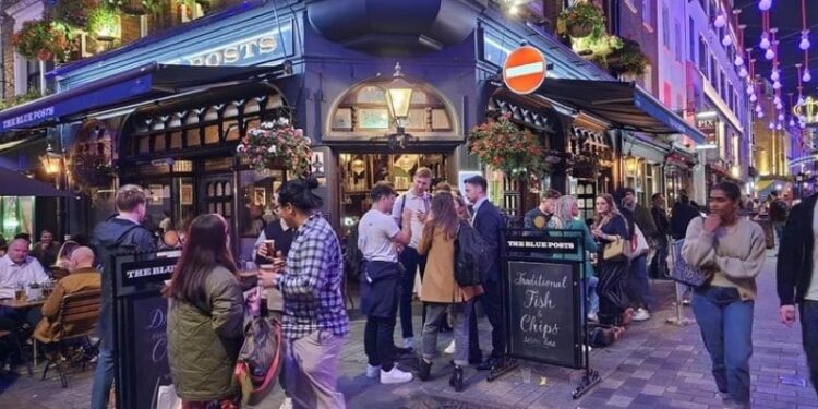 Londinenses y turistas siguen abarrotando los bares y aprovechando el agradable clima del fin del verano en las calles (fotos: Sergio Schuchinsky)