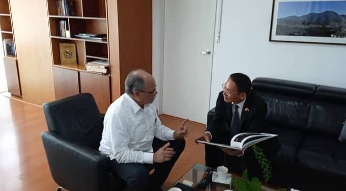 Presidente de CNE Pedro Calzadilla y el embajador de la República Socialista de Vietnam, Le Viet Duyen. Foto @cneesvzla