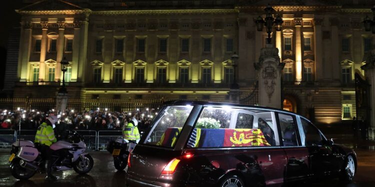 El coche fúnebre con el féretro de la reina Isabel II llega al palacio de Buckingham, en Londres. PAUL CHILDS (REUTERS)