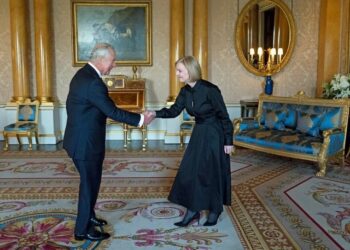 Rey Carlos III y primera ministra británica, Liz Truss. Foto Reuters.