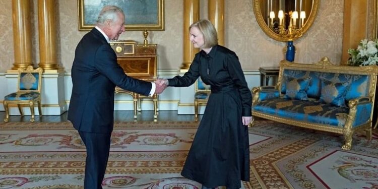 Rey Carlos III y primera ministra británica, Liz Truss. Foto Reuters.