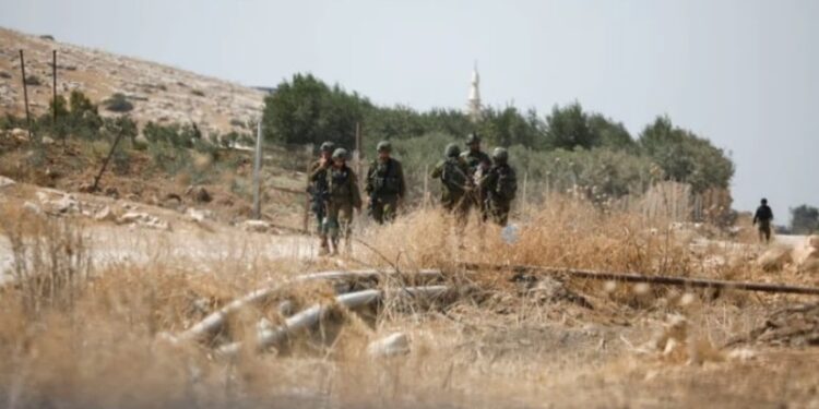 Soldados israelíes patrullan cerca de la escena de un ataque con disparos, en el Valle del Jordán, en Cisjordania.