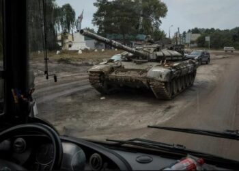 Un tanque ruso destruido, en medio de la invasión de Rusia sobre Ucrania, en la ciudad de Izium. Foto Infobae