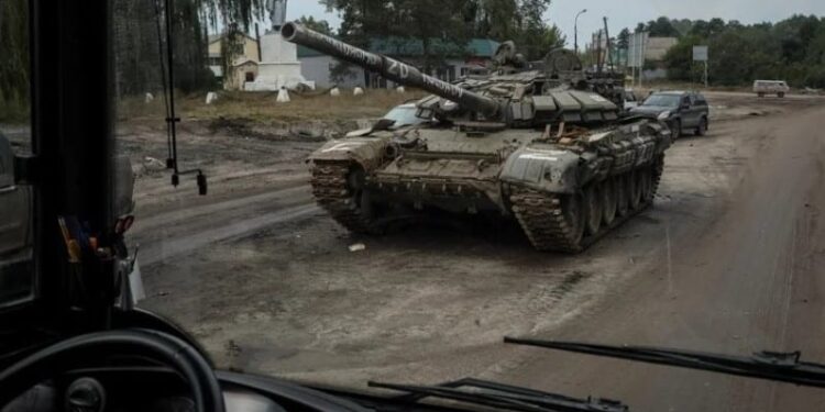 Un tanque ruso destruido, en medio de la invasión de Rusia sobre Ucrania, en la ciudad de Izium. Foto Infobae