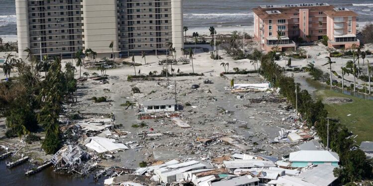 Esta foto aérea muestra casas dañadas y escombros después del huracán Ian, el jueves 29 de septiembre de 2022, en Fort Myers,(AP Photo/Wilfredo Lee)