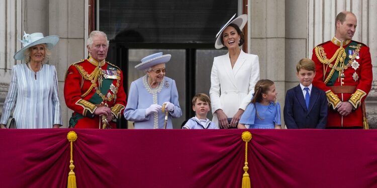 LONDON, ENGLAND - JUNE 02:  (L-R) Camilla, Duchess of Cornwall, Prince Charles, Prince of Wales, Queen Elizabeth II, Prince Louis of Cambridge, Catherine, Duchess of Cambridge, Princess Charlotte of Cambridge, Prince George of Cambridge and Prince William, Duke of Cambridge on the balcony of Buckingham Palace watch the RAF flypast during the Trooping the Colour parade on June 2, 2022 in London, England. Trooping The Colour, also known as The Queen's Birthday Parade, is a military ceremony performed by regiments of the British Army that has taken place since the mid-17th century. It marks the official birthday of the British Sovereign. This year, from June 2 to June 5, 2022, there is the added celebration of the Platinum Jubilee of Elizabeth II  in the UK and Commonwealth to mark the 70th anniversary of her accession to the throne on 6 February 1952. (Photo by Alastair Grant - WPA Pool/Getty Images)