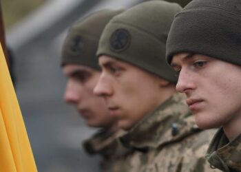 16-03-2022 16 March 2022, Ukraine, Lviv: Soldiers look on during a funeral service for Ukrainian Military Lieutenant Eduard Pertovich Nezehlec, killed during Russia's invasion of Ukraine, at the at Lychakiv cemetery in Lviv. Photo: Bryan Smith/ZUMA Press Wire/dpa
POLITICA INTERNACIONAL
Bryan Smith/ZUMA Press Wire/dpa