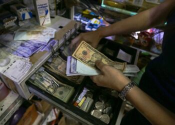 Bolívares, dólares, economía venezolana. Foto de archivo.