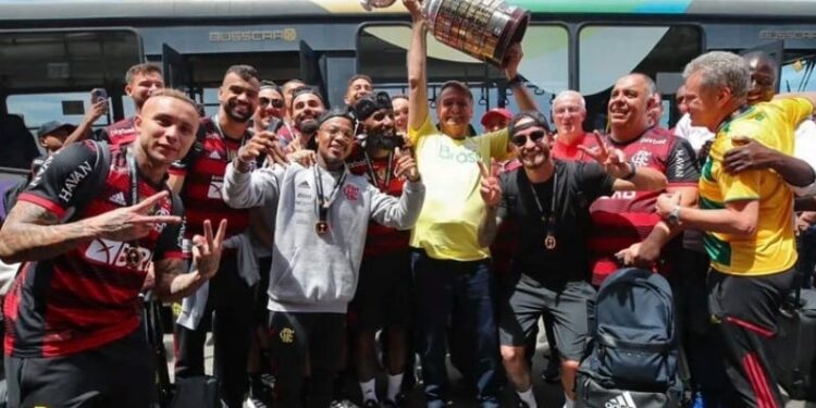 Bolsonaro levanta el trofeo de la Libertadores en el día del ballotage. Foto agencias.