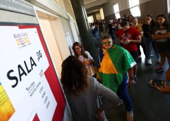 Los ciudadanos de Brasil hacen fila para emitir su voto en las elecciones de Brasil, en Lisboa, Portugal, el 2 de octubre de 2022 (REUTERS/Pedro Nunes)