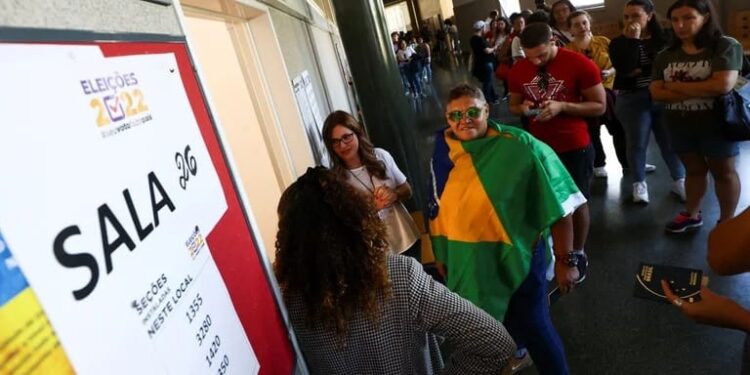 Los ciudadanos de Brasil hacen fila para emitir su voto en las elecciones de Brasil, en Lisboa, Portugal, el 2 de octubre de 2022 (REUTERS/Pedro Nunes)