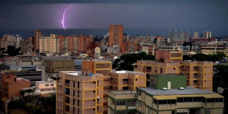 Caracas, lluvias, descargas eléctricas. Foto de archivo.