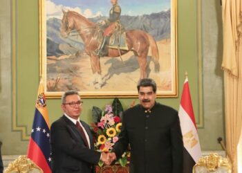 El Embajador de la República Árabe de Egipto, Kareem Essam El-Din Amin y Nicolás Maduro. Foto @PresidencialVen