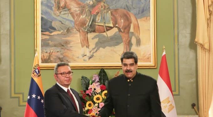 El Embajador de la República Árabe de Egipto, Kareem Essam El-Din Amin y Nicolás Maduro. Foto @PresidencialVen