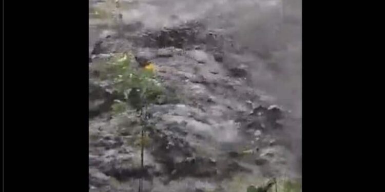 El desbordamiento de la quebrada Iboa en el estado Yaracuy. Foto captura de video.