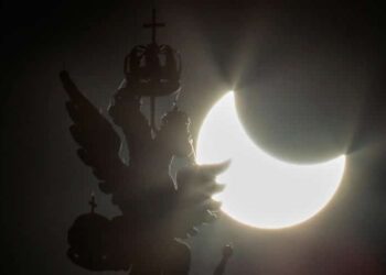 El eclipse solar asoma sobre una estatua de un águila con dos cabezas, símbolo del escudo de Rusia, en la cima del Museo Estatal Histórico en Moscú (REUTERS Shamil Zhumatov).