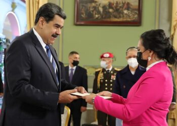Embajadora designada por la República de Honduras ante Venezuela, Scarleth Ivette Romero y Nicolás Maduro. Foto @PresidencialVen
