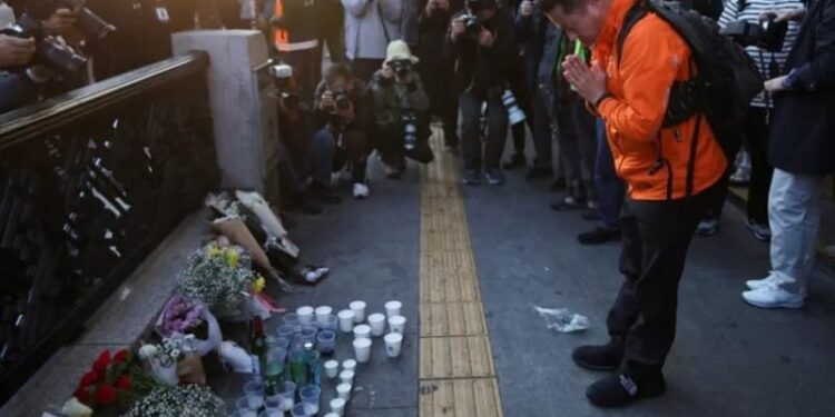 Flores y velas en honor a las víctimas se han colocado en la zona donde ocurrió la tragedia. Foto Reuters.