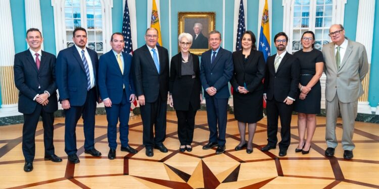 La Subsecretaria de EE.UU.,Wendy Sherman y la delegación de la Plataforma Unitaria de Venezuela.