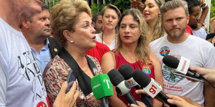 La expresidenta Dilma Rousseff (PT) vota en un colegio de la región de Pampulha, en Belo Horizonte, en la segunda vuelta de las elecciones.