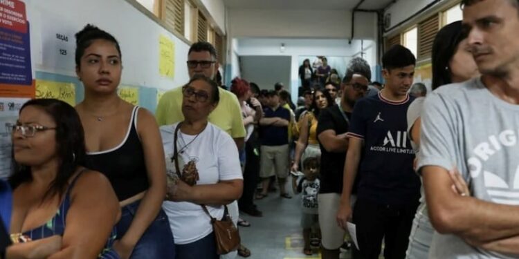 Largas filas en un centro de votación en Rio de Janeiro (REUTERSPilar Olivares)