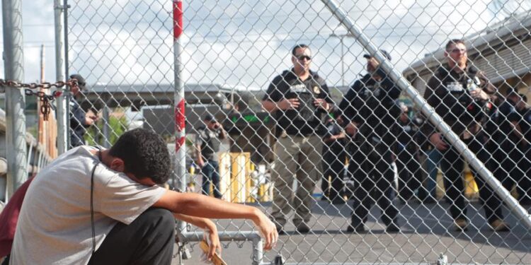 Migrantes venezolanos protestan hoy, en el Puente Nuevo, en Matamoros (México). Alrededor de 160 venezolanos que fueron deportados por Estados Unidos, tras la noticia de que el polémico Título 42 aplique para los ciudadanos de este país, protestaron de manera pacífica en el Puente Nuevo, que conecta a Matamoros (estados de Tamaulipas), con Brownsville (estado de Texas), para exigir el ingreso a territorio estadounidense. EFE/ Abraham Pineda-jacome