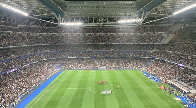 Minuto de silencio en el Bernabéu por la tragedia en Indonesia. Foto Twitter.