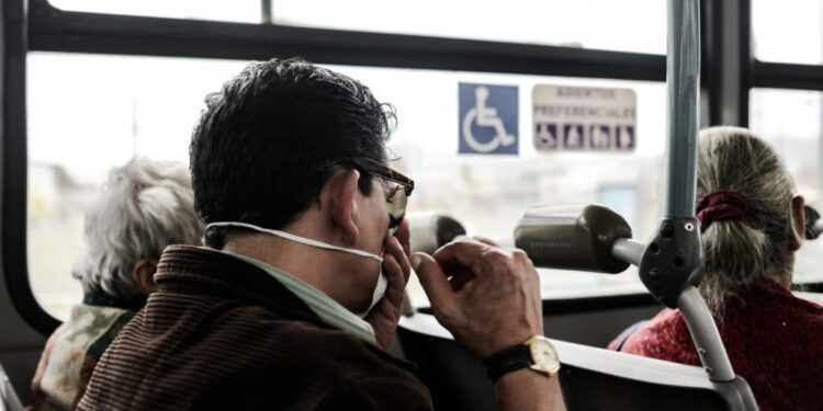 Uso de mascarilla en los autobuses. Foto de archivo.