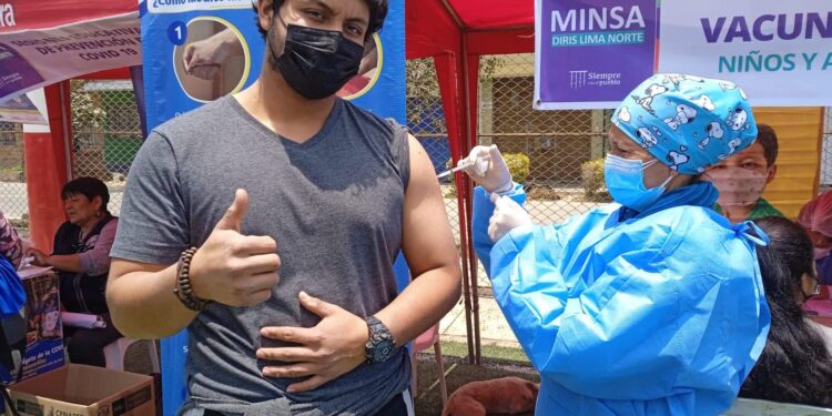 Vacunación en Perú. Foto @Minsa_Peru