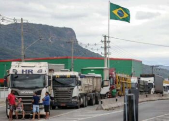Vías bloqueadas por camioneros simpatizantes del actual mandatario Jair Bolsonaro. Foto agencias.