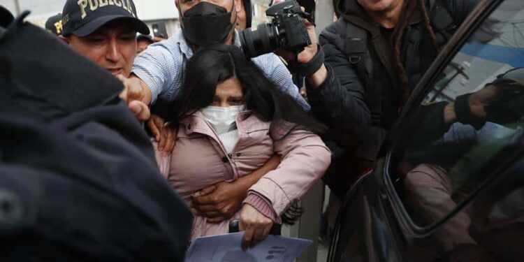 Yenifer Paredes, cuñada del presidente Pedro Castillo, es protegida a su salida de la prisión de mujeres. Foto EFE.