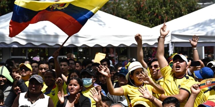 Football fans of Ecuador react as they watch a live broadcast of the opening match of the Qatar 2022 World Cup between Qatar and Ecuador, in Quito on November 20, 2022. (Photo by Rodrigo BUENDIA / AFP)