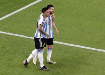Lusail (Qatar), 26/11/2022.- Enzo Fernandez (L) of Argentina celebrates with teammate Lionel Messi after scoring the 2-0 during the FIFA World Cup 2022 group C soccer match between Argentina and Mexico at Lusail Stadium in Lusail, Qatar, 26 November 2022. (Mundial de Fútbol, Estados Unidos, Catar) EFE/EPA/Rungroj Yongrit