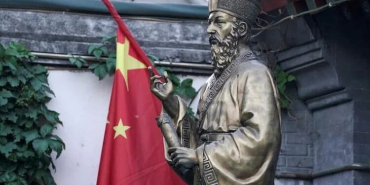 Foto de archivo: una bandera china junto a la estatua del jesuita italiano Matteo Ricci, el primer constructor de iglesias durante la dinastía Ming, en la entrada de la Iglesia Católica del Sur de Pekín, China, el 29 de septiembre del 2018 (REUTERS/Jason Lee)