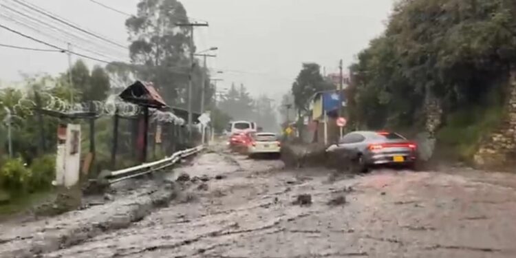 Colombia. Delicada situación en vía a La Calera.Captura de video