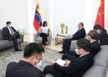Delcy Rodríguez y la delegación del Gobierno de China. Foto @ViceVenezuela