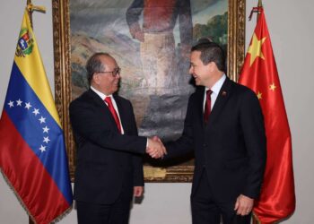 El Qiu Xiaoqi, representante especial del Gobierno de China para Asuntos Latinoamericanos y el canciller de Maduro, Carlos Faria. Foto @Fariacrt