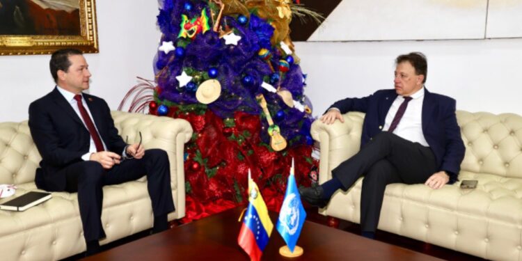 El canciller del régimen de Nicolás Maduro, Carlos Faría, y el director de la oficina de la Unesco en Quito y representante para Bolivia, Colombia, Ecuador y el país caribeño, Julio Carranza. Foto @Fariacrt