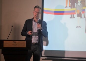 El director de Equilibrium, David Licheri, habla en la presentación del "Estudio de Medición de Impacto Económico de la Migración Venezolana en Centroamérica y el Caribe, Capítulo de Panamá" hoy, en la Ciudad de Panamá (Panamá). EFE/Carlos Lemos