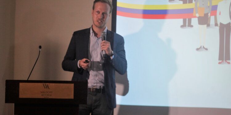 El director de Equilibrium, David Licheri, habla en la presentación del "Estudio de Medición de Impacto Económico de la Migración Venezolana en Centroamérica y el Caribe, Capítulo de Panamá" hoy, en la Ciudad de Panamá (Panamá). EFE/Carlos Lemos