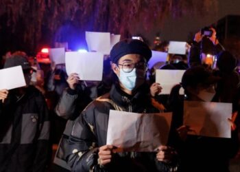 Hojas de papel en blanco, protestas en China. Foto agencias.