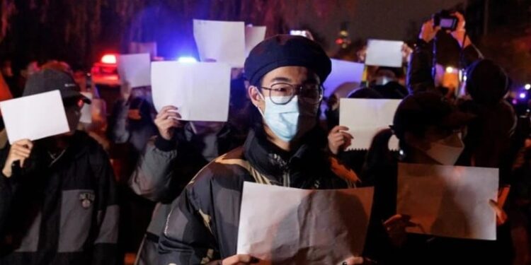 Hojas de papel en blanco, protestas en China. Foto agencias.