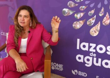 La directora de sustentabilidad y alianzas de Coca-Cola Latinoamérica, Andrea Mota, habla hoy durante una entrevista con EFE en el municipio de Puerto Morelos, estado de Quintana Roo (México). La dignificación de las niñas y mujeres y la mejora en su calidad de vida en Latinoamérica es uno de los principales aportes de la iniciativa Lazos de Agua, un programa que ha permitido llevar agua potable a 200.000 personas en la región, señaló este martes la directora de sustentabilidad y alianzas de Coca-Cola Latinoamérica, Andrea Mota. EFE/Alonso Cupul