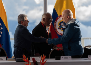 Las delegaciones del gobierno de Colombia y de la guerrilla del ELN. Foto Twitter.
