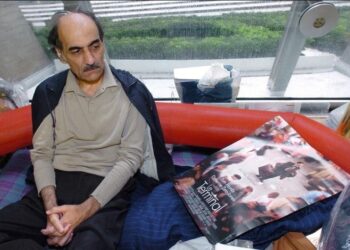 Mehran Karimi Nasseri, el refugiado iraní que durante más de 18 años vivió en el aeropuerto al norte de París. foto AFP.