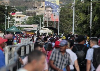 CUC201. CÚCUTA (COLOMBIA), 21/09/2022.- Fotografía fechada el 19 de septiembre de 2022 que muestra personas mientras cruzan el Puente Simón Bolívar, frontera con Venezuela, en Cúcuta (Colombia). La reapertura total de la frontera supone un alivio para los cerca de 2,5 millones de venezolanos que huyeron a Colombia por cuenta de la crisis, muchos de los cuales recibieron el Estatuto Temporal de Protección y ahora tendrán más facilidades para mantener los lazos con su país. EFE/ Mario Caicedo