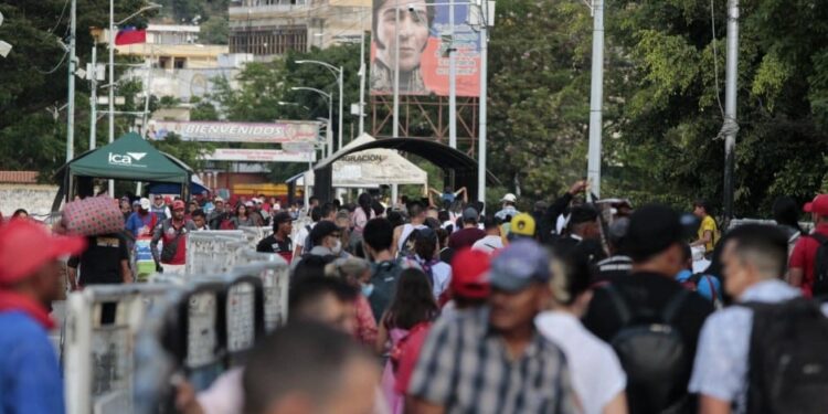 CUC201. CÚCUTA (COLOMBIA), 21/09/2022.- Fotografía fechada el 19 de septiembre de 2022 que muestra personas mientras cruzan el Puente Simón Bolívar, frontera con Venezuela, en Cúcuta (Colombia). La reapertura total de la frontera supone un alivio para los cerca de 2,5 millones de venezolanos que huyeron a Colombia por cuenta de la crisis, muchos de los cuales recibieron el Estatuto Temporal de Protección y ahora tendrán más facilidades para mantener los lazos con su país. EFE/ Mario Caicedo