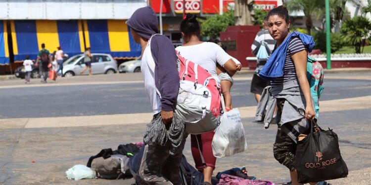 Un grupo de migrantes, en su mayoría de origen centroamericano, se prepara para salir en caravana rumbo a la frontera norte mexicana, hoy, en la ciudad de Tapachula, estado de Chiapas (México). Cientos de migrantes que han ingresado de manera irregular en las últimas semanas, desde Centro y Suramérica, a la ciudad mexicana de Tapachula, fronteriza con Guatemala, buscan arrancar este domingo una caravana que intentará avanzar a la frontera norte de México y luego a Estados Unidos. EFE/ Juan Manuel Blanco