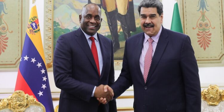 Nicolás Maduro y el Maduro recibe al primer ministro de Dominica, Roosevelt Skerrit. Foto @PresidencialVen