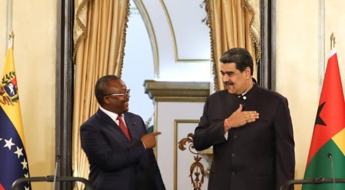 Nicolás Maduro y el presidente de Guinea-Bissau, Umaro Sissoco. Foto @PresidencialVen